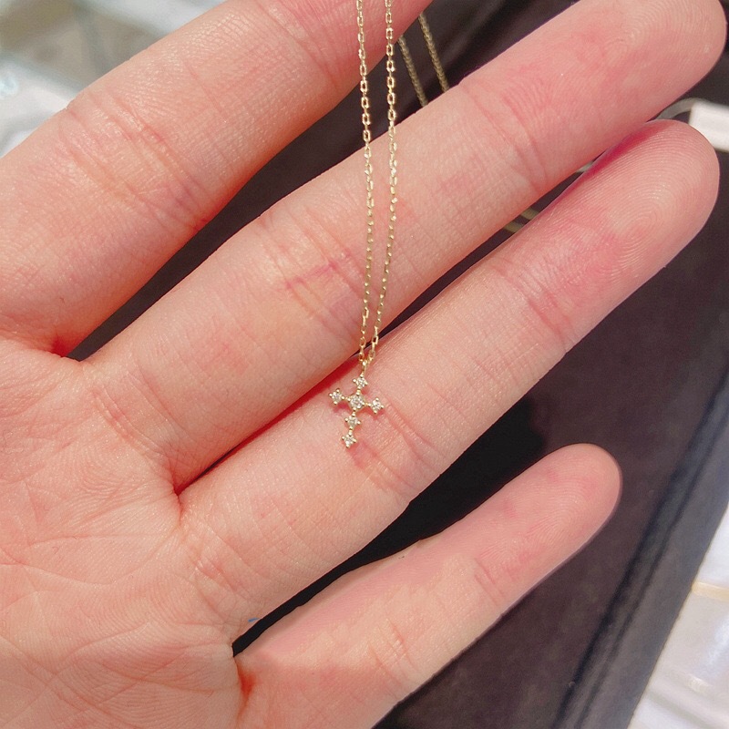 SWIRLUXE GOLD CROSS NECKLACE