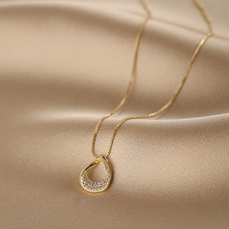 SWIRLUXE GOLD GEOMETRIC NECKLACE